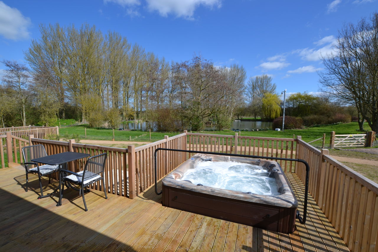 Luxury Oxfordshire lodge w/private hot tub & sauna! (dog friendly)